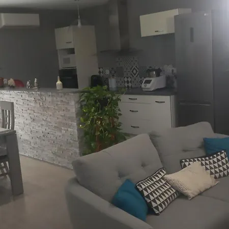 Charming, Very Bright House With A Pool *