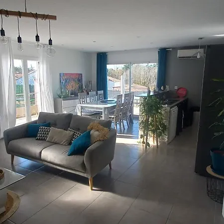 Villa Charming, Very Bright House With A Pool Potelières
