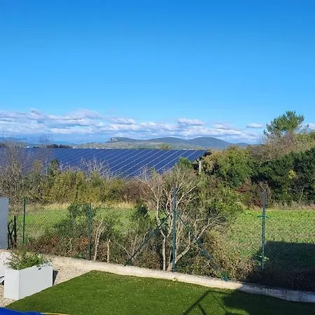 Villa Charming, Very Bright House With A Pool Potelières
