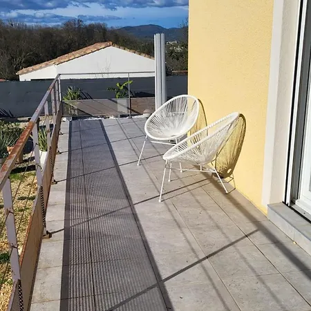 Villa Charming, Very Bright House With A Pool